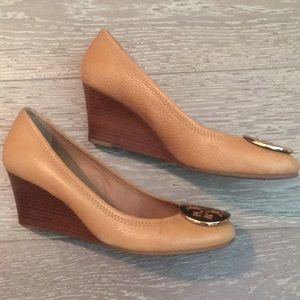Tory Burch Sally Wedge Closed Toe Tan/Gold